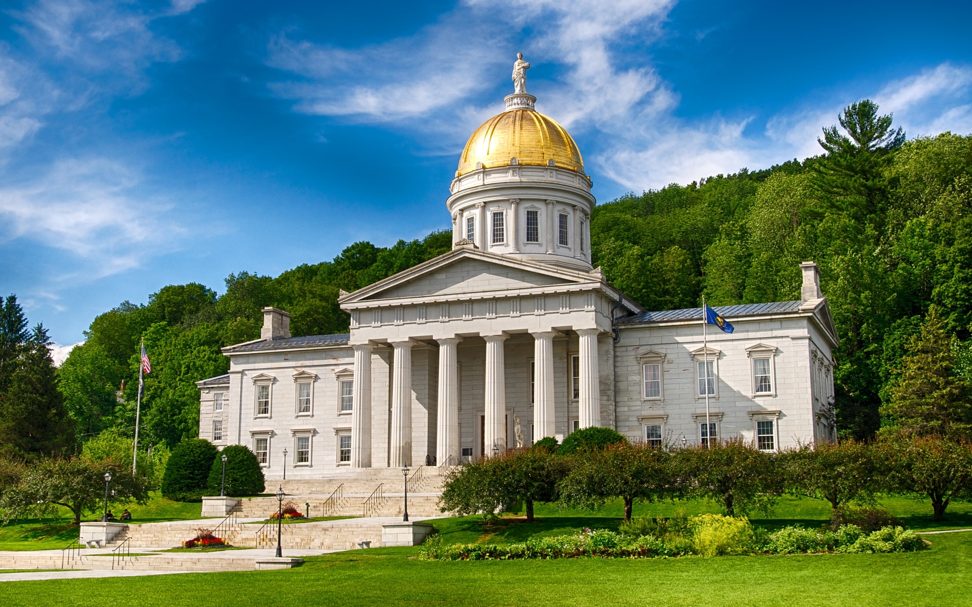 vermont state house with gold dome